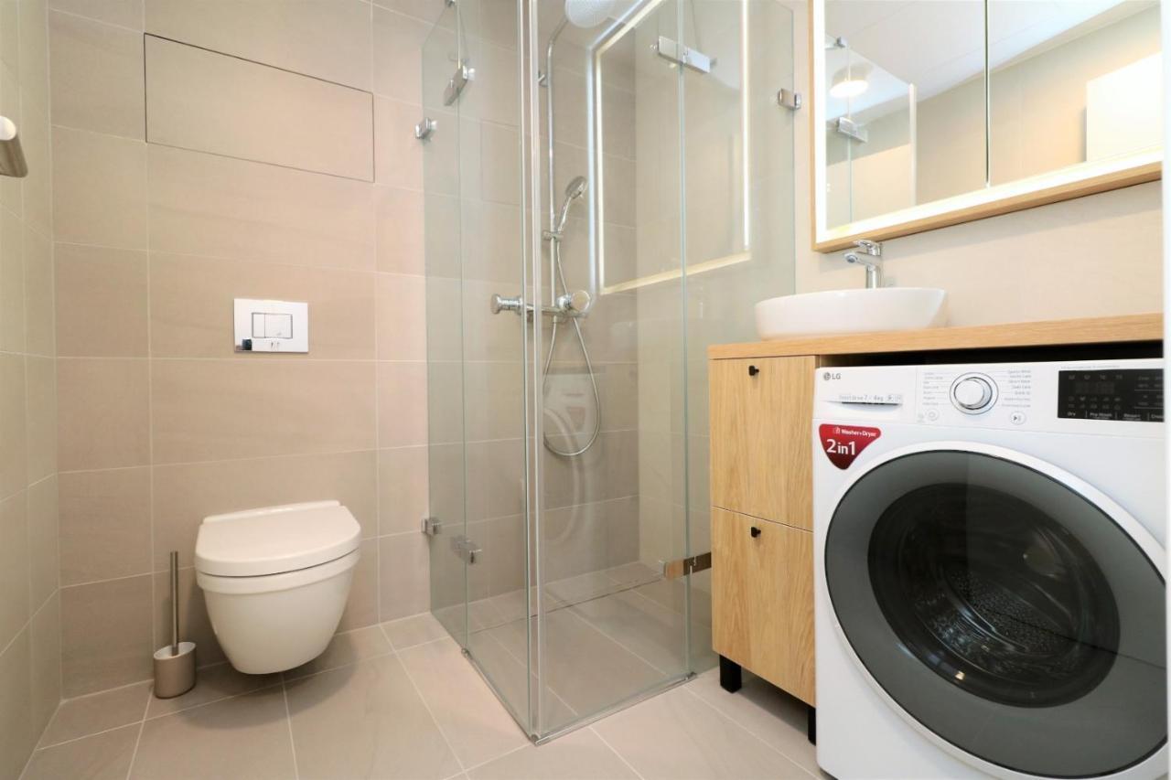 Sky Park New 1-Bedroom Apartment Bratislava Bagian luar foto